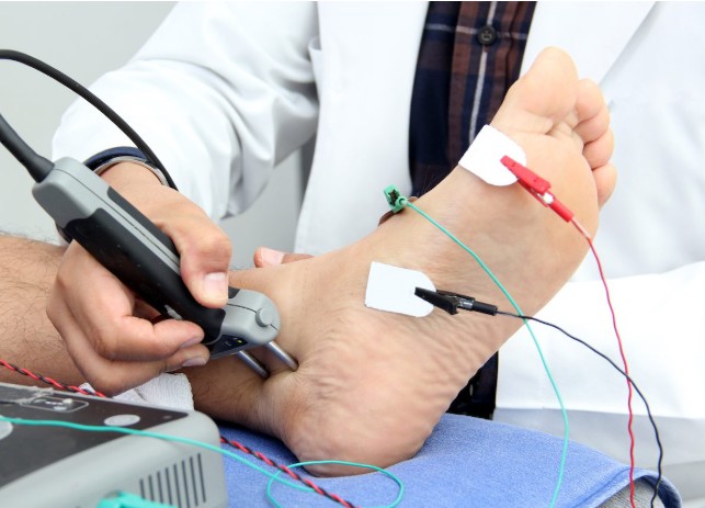 ELECTROMIOGRAFÍA Y ESTUDIOS DE NEUROCONDUCCIÓN: ¿QUÉ SON, PARA QUÉ SIRVEN Y CUÁNDO PUEDEN SER NECESARIOS?